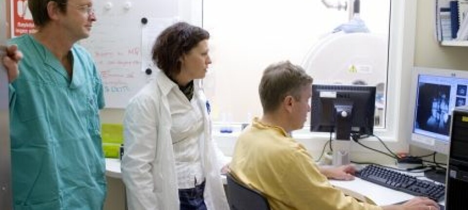 "Professor Rolf Bjerkvig (t.v.), overveterinær Aurora Bjørnstad og førsteamanuensis Frits Thorsen studerer skjermbildet av rottehjernen som blir scannet i en kraftig MR-maskin i rommet ved siden av."