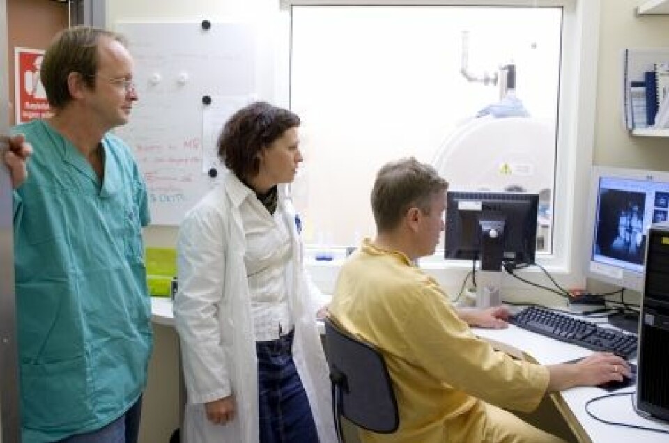 'Professor Rolf Bjerkvig (t.v.), overveterinær Aurora Bjørnstad og førsteamanuensis Frits Thorsen studerer skjermbildet av rottehjernen som blir scannet i en kraftig MR-maskin i rommet ved siden av.'