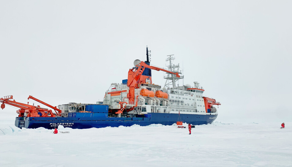 Polarstern frosset fast i isen. Foto: Markus Rex