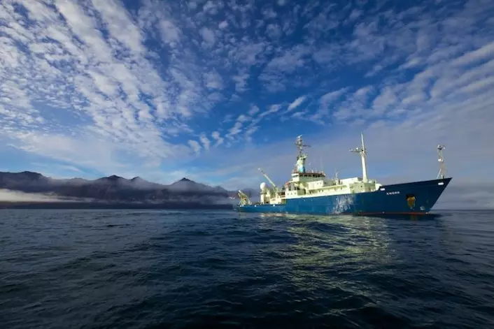 Forskningsfartøyet «Knorr» har vært i tjeneste siden 1970. Det er samme skip som ble brukt av ekspedisjonen som i sin tid fant vraket av «Titanic». Her ligger «Knorr» utenfor kysten av Grønland. (Foto: Sindre Skrede)