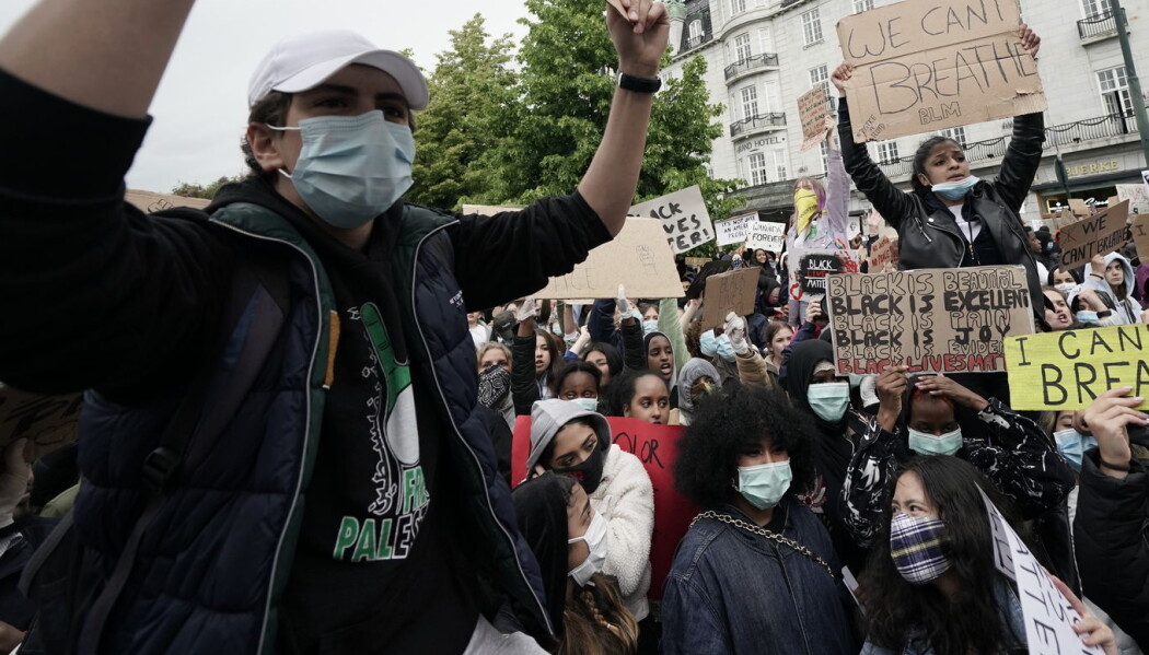 Flere brukte ansiktsmasker på Black Lives Matters-demonstrasjonen i Oslo. Forskere bak ny studie hevder at bruk av munnbind kan ha hindret flere tusen smittetilfeller i New York og Italia. Flere brukte ansiktsmasker på Black Lives Matters-demonstrasjonen i Oslo. Forskere bak ny studie hevder at bruk av munnbind kan ha hindret flere tusen smittetilfeller i New York og Italia.