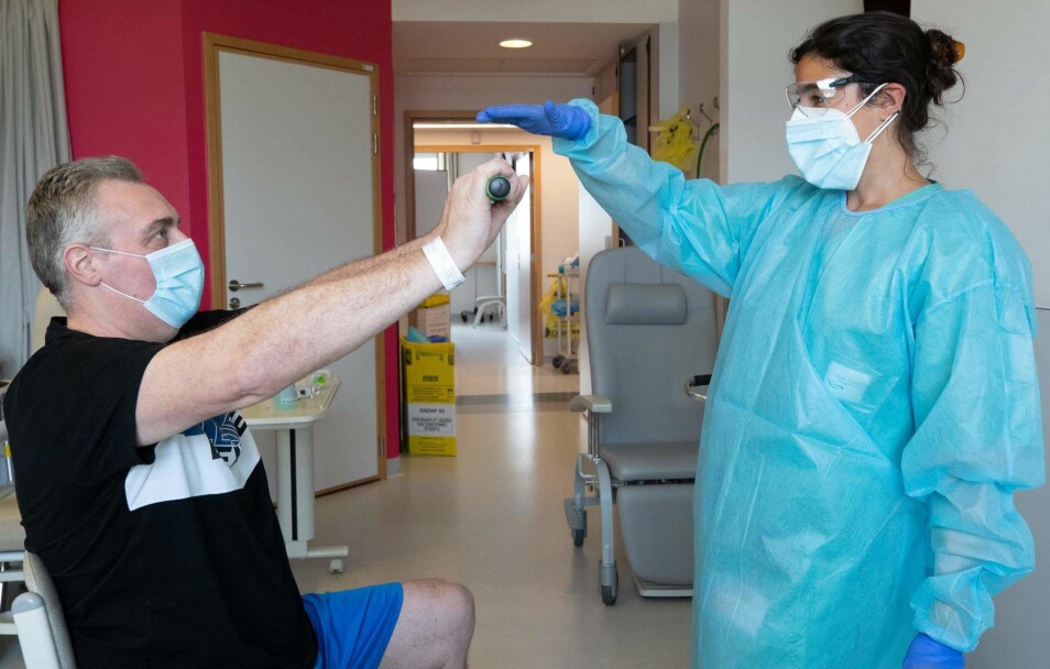 Bildet viser den belgiske fysioterapeuten Mounya El Khalil og hennes pasient Michel Renard som trener seg opp etter å ha vært innlagt med covid-19 i to uker i slutten av april. - (Foto: BENOIT DOPPAGNE / BELGA / AFP) / Belgium OUT