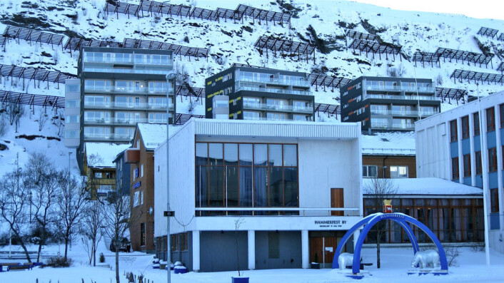 Hammerfest er utsatt for mye vær og vind. Alt som bygges må plasseres inntil fjellsiden eller i fjæra. Her skredsikring. (Foto: Grete K. Hovelsrud/Cicero) Hammerfest er utsatt for mye vær og vind. Alt som bygges må plasseres inntil fjellsiden eller i fjæra. Her skredsikring. (Foto: Grete K. Hovelsrud/Cicero)