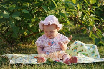Prosit! Det er mulig at mye pollen allerede før babyen kommer ut av magen kan øke risikoen for astma. Men forskerne vil undersøke tallene på nytt før de konkluderer. (Foto: Colourbox) Prosit! Det er mulig at mye pollen allerede før babyen kommer ut av magen kan øke risikoen for astma. Men forskerne vil undersøke tallene på nytt før de konkluderer. (Foto: Colourbox)