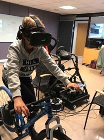 En elev øver trygt og sikkert i VR-laben. VR-brillene ga forskerne sikre data på hvor, og hvor lenge, barna fokuserte. Dette skjedde gjennom såkalt eye-tracking. En elev øver trygt og sikkert i VR-laben. VR-brillene ga forskerne sikre data på hvor, og hvor lenge, barna fokuserte. Dette skjedde gjennom såkalt eye-tracking.