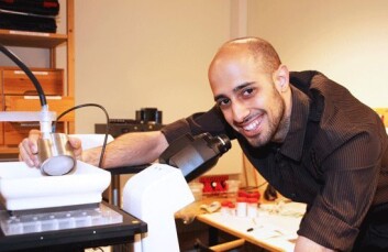 Spiros Kotopoulis kombinerer to velbrukte medisinske metoder: Ultralyd og mikrobobler. Sammen blir dette en helt ny behandlingsmetode. (Foto: Universitetet i Bergen) Spiros Kotopoulis kombinerer to velbrukte medisinske metoder: Ultralyd og mikrobobler. Sammen blir dette en helt ny behandlingsmetode. (Foto: Universitetet i Bergen)