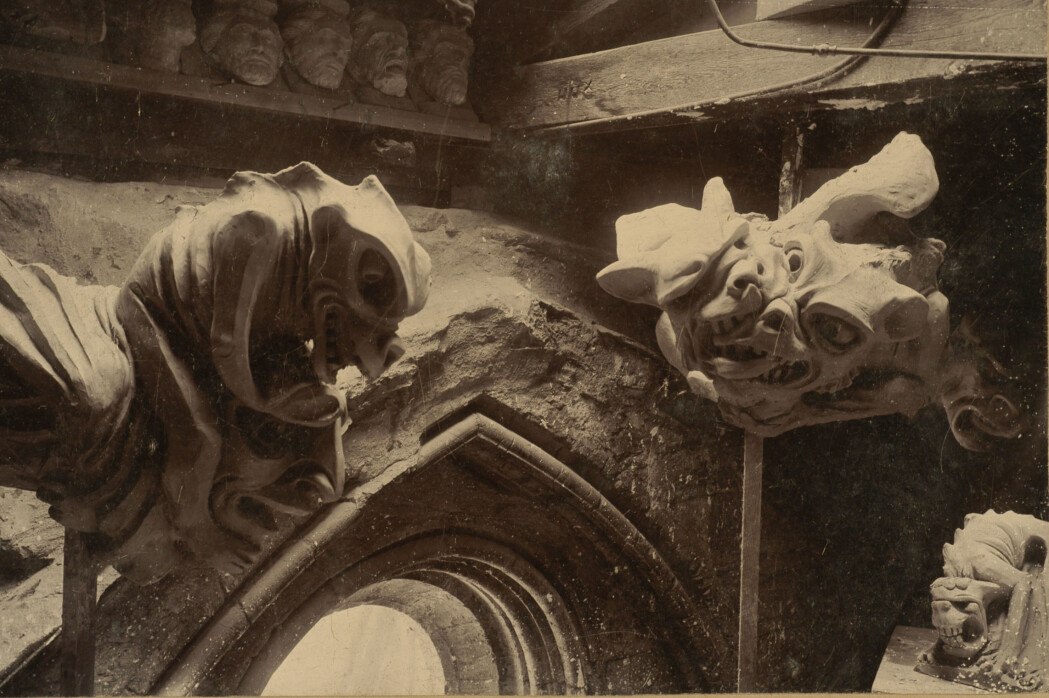 Fra Vigelands første opphold i domkirken november-desember 1898 finnes kun noen få fotografier. På dette fotografiet fra Vigelands atelier ved skipets søndre vest-tårn ser vi figurer til hovedtårnet ferdig modellert i leire. Vigelands atelier var lite og uegnet til å modellere de store tårnskulpturene. For å kunne se vannspyerne i riktig perspektiv brukte Vigeland et speil som lå på gulvet under modelleringen. Fra Vigelands første opphold i domkirken november-desember 1898 finnes kun noen få fotografier. På dette fotografiet fra Vigelands atelier ved skipets søndre vest-tårn ser vi figurer til hovedtårnet ferdig modellert i leire. Vigelands atelier var lite og uegnet til å modellere de store tårnskulpturene. For å kunne se vannspyerne i riktig perspektiv brukte Vigeland et speil som lå på gulvet under modelleringen.