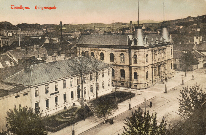Trondhjems Sparebank, hvor Trondhjems kunstforening holdt til i 1890-årene. «Det faste galleri» , hvor Vigeland stilte ut i 1897, var i andre etasje. Trondhjems Sparebank, hvor Trondhjems kunstforening holdt til i 1890-årene. «Det faste galleri» , hvor Vigeland stilte ut i 1897, var i andre etasje.