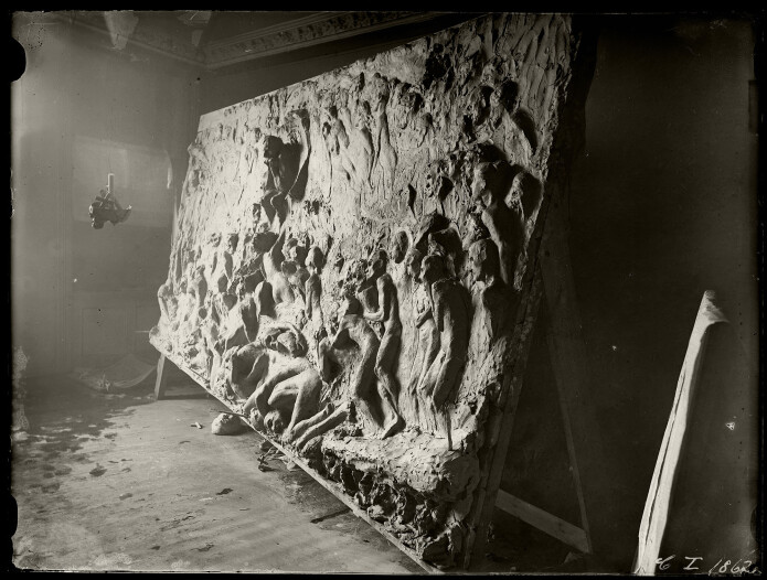 Vigelands hovedverk fra 1890-årene er det store relieffet <i>Helvete</i>. Her er det fotografert under modellering i atelieret i Pilestredet 8, våren 1894. Parallelt med dette arbeidet Vigeland med de første utkastene til relieffet Hyrdenes tilbedelse til domkirken. Vigelands hovedverk fra 1890-årene er det store relieffet <i>Helvete</i>. Her er det fotografert under modellering i atelieret i Pilestredet 8, våren 1894. Parallelt med dette arbeidet Vigeland med de første utkastene til relieffet Hyrdenes tilbedelse til domkirken.