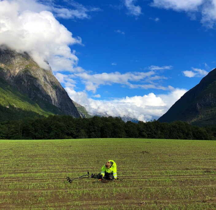 Caroline Fredriksen gets results with the metal detector. Caroline Fredriksen gets results with the metal detector.