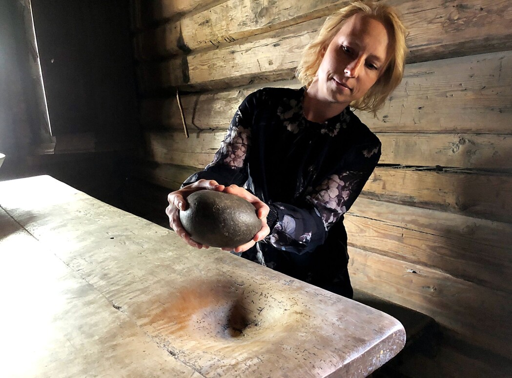 Hilde Brumoen Engø hos Østfoldmuseene viser fram kverna fra Rakkestad. Hilde Brumoen Engø hos Østfoldmuseene viser fram kverna fra Rakkestad.