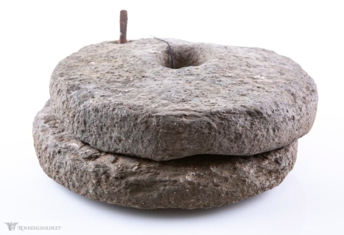 Dreiekvern som finnes hos Romsdalsmuseet. Her har den øverste steinen fått innfelt en jerntapp som fungerer som håndtak. Dreiekvern som finnes hos Romsdalsmuseet. Her har den øverste steinen fått innfelt en jerntapp som fungerer som håndtak.