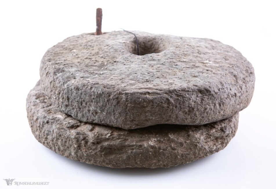 Dreiekvern som finnes hos Romsdalsmuseet. Her har den øverste steinen fått innfelt en jerntapp som fungerer som håndtak.