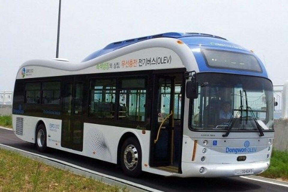 OLEV-bussen trenger kan kjøre forbi alle ladestasjoner. Den lades av veien, mens den kjører. (Foto: KAIST)