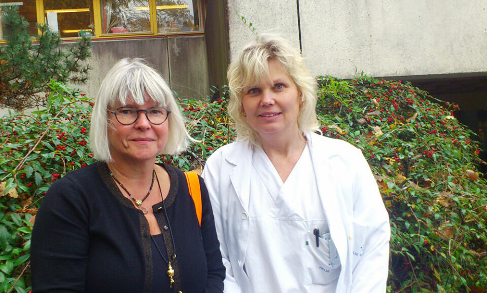 Anne-Lise Bjørke-Monsen (t.v) og Ingrid Torsvik er leger og forskere ved Haukeland universitetssykehus, Bergen. Etter nye forskningsfunn mener de anbefalingen om fullamming bør reduseres  til fire måneder. (Foto: Andreas R. Graven)