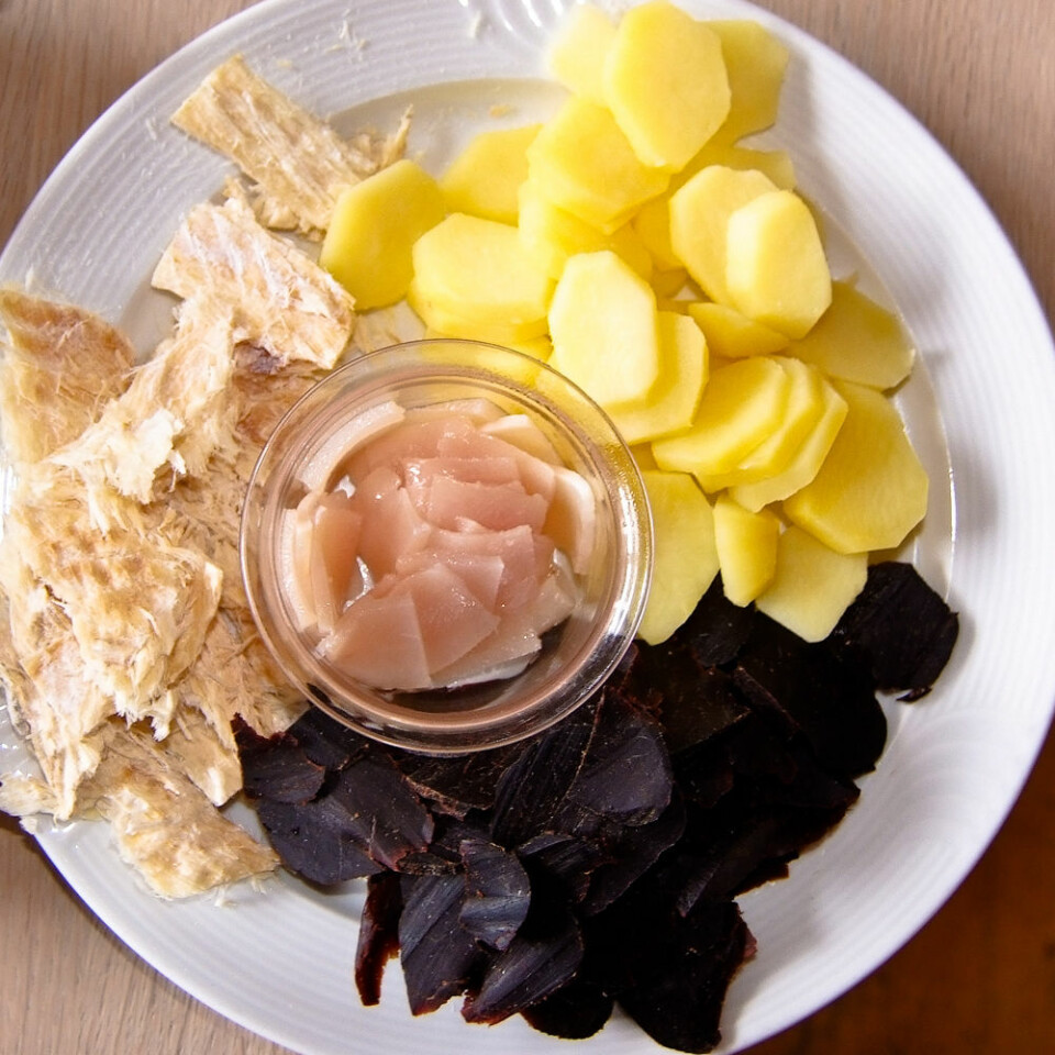 Tradisjonell mat på Færøyene: Tvøst og spik er kjøtt og spekk fra grindhval, med poteter og her også tørrfisk. (Foto: Arne List)