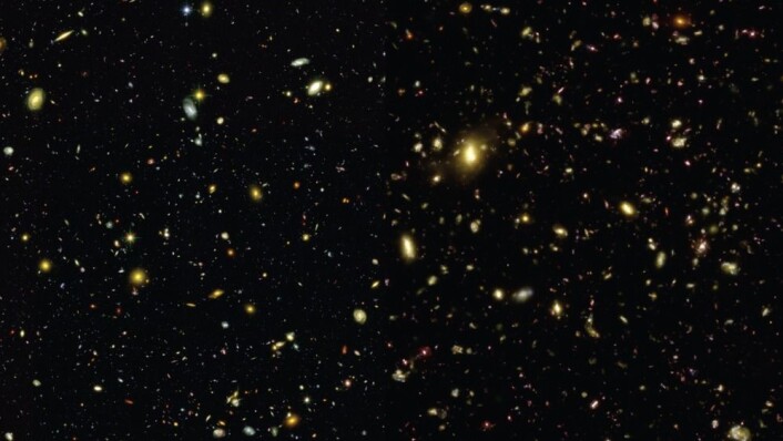 Venstre del av bildet viser universet som det faktisk ser ut sett gjennom Hubble eXtreme Deep Field, høyre side viser simuleringen. (Foto: Illustris Collaboration) Venstre del av bildet viser universet som det faktisk ser ut sett gjennom Hubble eXtreme Deep Field, høyre side viser simuleringen. (Foto: Illustris Collaboration)