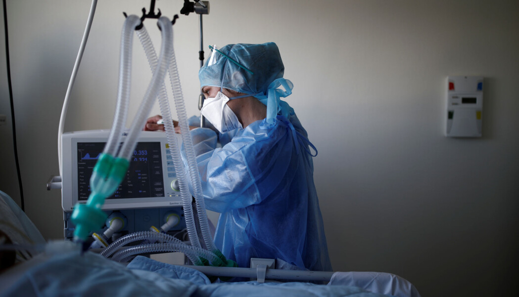 Svenske forskere har funnet biokjemiske tegn på vevsskade i hjernen hos alvorlig syke covid-19-pasienter, men også hos moderat syke som ikke har vært respirator-behandlet. Bildet viser sykepeier Samantha Poirier som behandler en covid-19-pasient utenfor Paris. (Foto: REUTERS/Benoit Tessier) Svenske forskere har funnet biokjemiske tegn på vevsskade i hjernen hos alvorlig syke covid-19-pasienter, men også hos moderat syke som ikke har vært respirator-behandlet. Bildet viser sykepeier Samantha Poirier som behandler en covid-19-pasient utenfor Paris. (Foto: REUTERS/Benoit Tessier)
