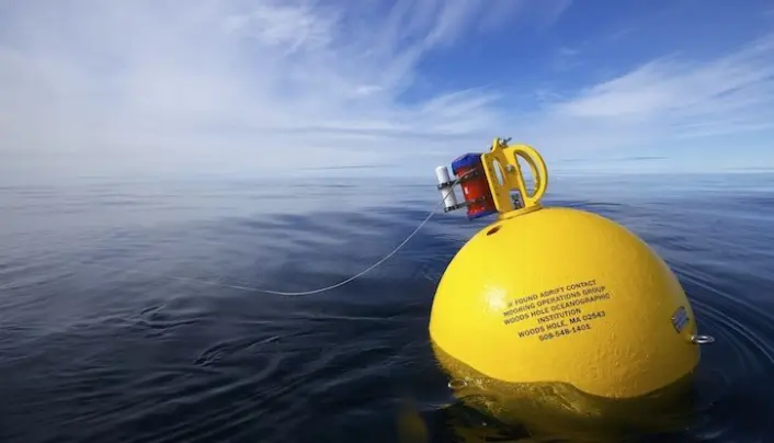 Dette er én av bøyetypene som brukes. Denne har en oppdrift på rundt 700 kg, og tåler fint et trykk tilsvarende 100 meters dybde. (Foto: Sindre Skrede) Dette er én av bøyetypene som brukes. Denne har en oppdrift på rundt 700 kg, og tåler fint et trykk tilsvarende 100 meters dybde. (Foto: Sindre Skrede)