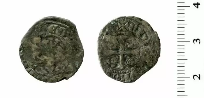 Mynt fra mellom 1280 og 1285 fra Bergen. (Foto: Svein Gullbekk)