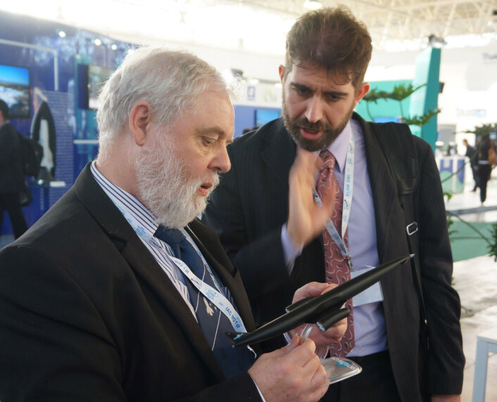 Mark Hempsell fra Reaction Engines Ltd (t.v.) viser fram en modell av romflyet Skylon på den internasjonale romfartskongressen IAC i Napoli, 2012. (Foto: Arnfinn Christensen) Mark Hempsell fra Reaction Engines Ltd (t.v.) viser fram en modell av romflyet Skylon på den internasjonale romfartskongressen IAC i Napoli, 2012. (Foto: Arnfinn Christensen)