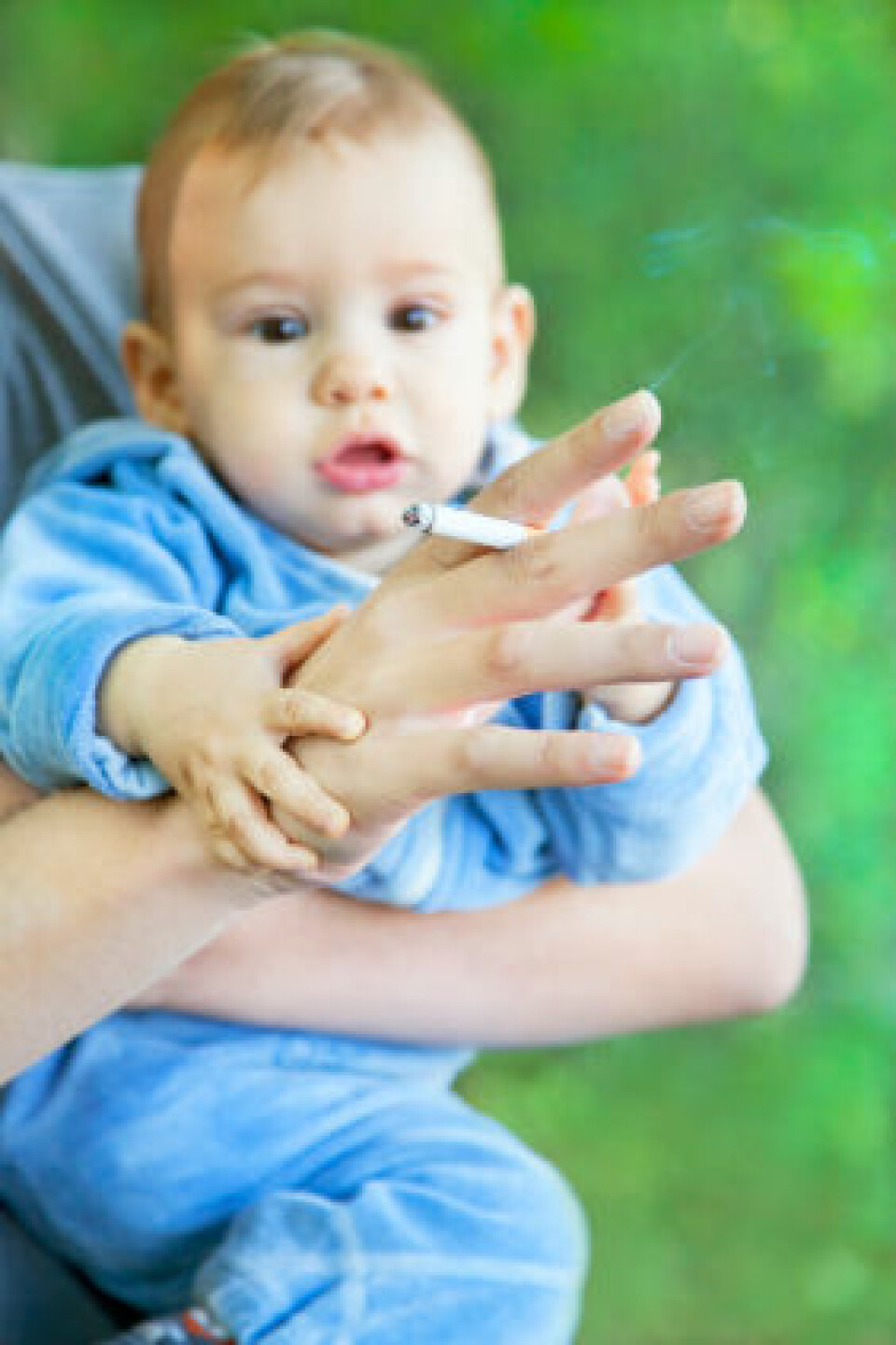 Skal du først røyke med en nyfødt baby på slep, er det bedre om du gjør det utendørs - selv i pollensesongen. (Foto: Istockphoto)