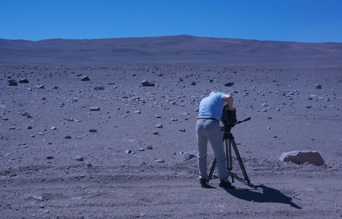 En fotograf fra den italienske TV-kanalen RAI filmer ørkenens strenge skjønnhet. (Foto: Arnfinn Christensen) En fotograf fra den italienske TV-kanalen RAI filmer ørkenens strenge skjønnhet. (Foto: Arnfinn Christensen)
