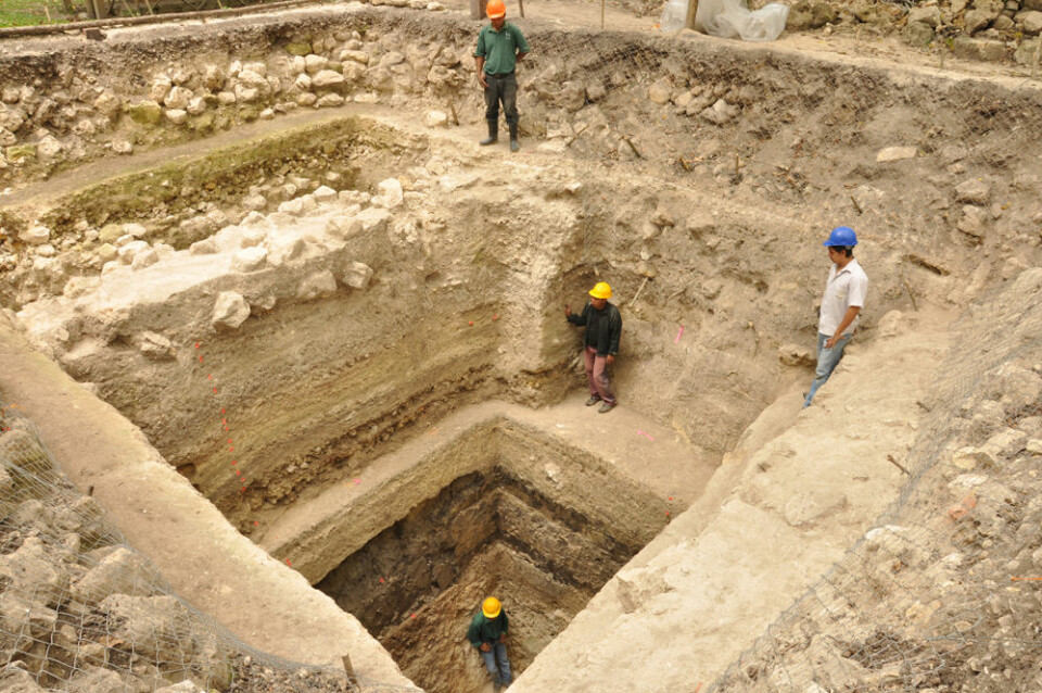 Utgraving av plattform A-24 ved Ceibal, Guatemala. Her avdekker forskerne de eldste monumentale bygningene funnet i lavlandet der mayaene bodde. (Foto: Takeshi Inomata)