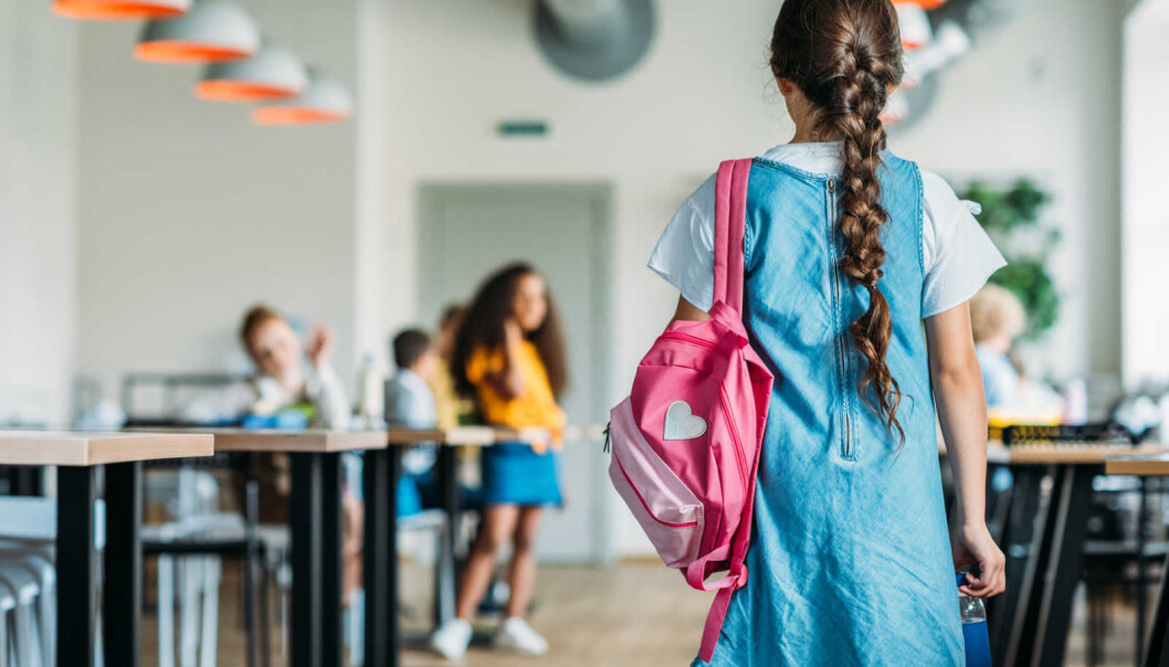 – Hvis et barn engster seg for å gå hjem etter skoletid, ringer alle alarmklokkene. Men når barn blir sittende hjemme fordi de ikke tør å gå på skolen, har skolen fokus på hva som er galt med hjemmet, sier professor Marie-Lisbet Amundsen. – Hvis et barn engster seg for å gå hjem etter skoletid, ringer alle alarmklokkene. Men når barn blir sittende hjemme fordi de ikke tør å gå på skolen, har skolen fokus på hva som er galt med hjemmet, sier professor Marie-Lisbet Amundsen.