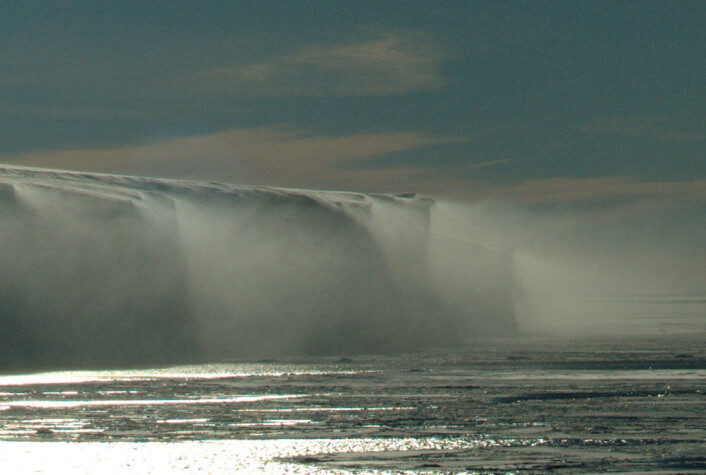 Selv på en stille dag renner kald vind ned fra de høyereliggende områdene av Antarktis og feier utfor iskanten ved Bellingshausenhavet. (Foto: fruchtzwerg's world/Wikimedia Commons) Selv på en stille dag renner kald vind ned fra de høyereliggende områdene av Antarktis og feier utfor iskanten ved Bellingshausenhavet. (Foto: fruchtzwerg's world/Wikimedia Commons)