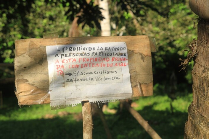«Adgang forbudt for personer med voldelige intensjoner. Vi er kristne, og unngår vold», står det på plakaten ved en gård som fortsatt er eid av vanlige folk. Området i Honduras er tatt over av narkotikasmuglere. (Foto: Daniel Byers) «Adgang forbudt for personer med voldelige intensjoner. Vi er kristne, og unngår vold», står det på plakaten ved en gård som fortsatt er eid av vanlige folk. Området i Honduras er tatt over av narkotikasmuglere. (Foto: Daniel Byers)