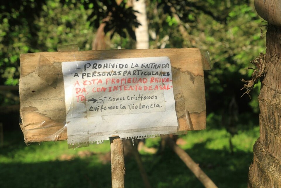 «Adgang forbudt for personer med voldelige intensjoner. Vi er kristne, og unngår vold», står det på plakaten ved en gård som fortsatt er eid av vanlige folk. Området i Honduras er tatt over av narkotikasmuglere. (Foto: Daniel Byers)