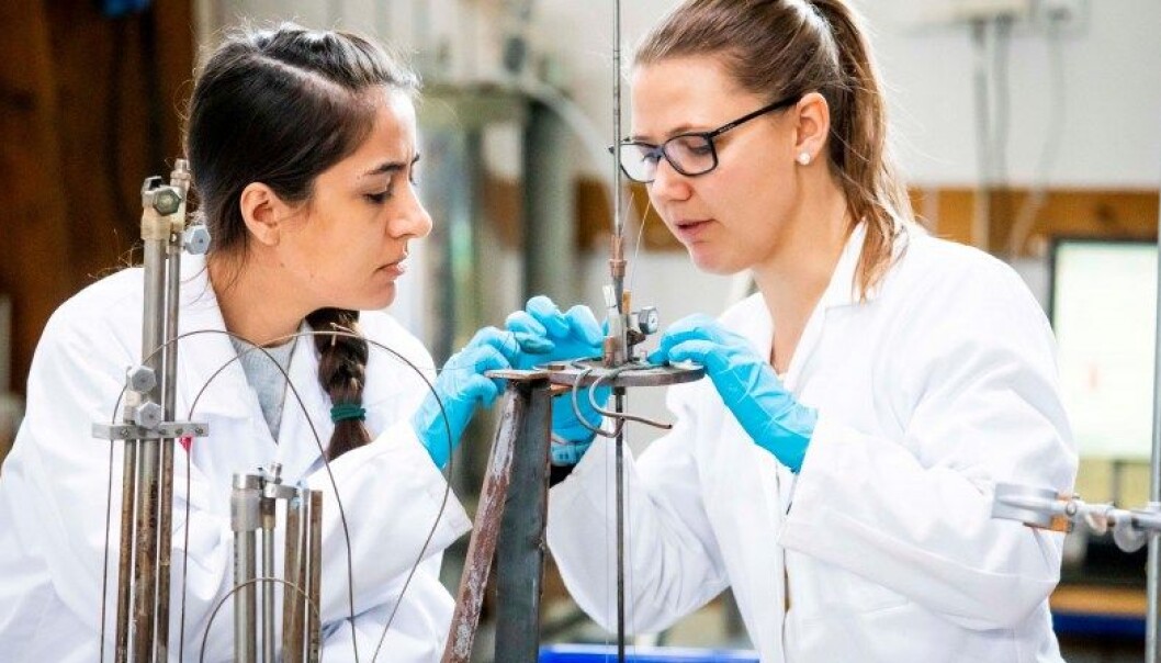 Fremtidens fly skal gå på biodrivstoff. Ramsalt forskning på et laboratorium på Ås skal vise hvordan tre og halm kan erstatte flybensin. Fremtidens fly skal gå på biodrivstoff. Ramsalt forskning på et laboratorium på Ås skal vise hvordan tre og halm kan erstatte flybensin.