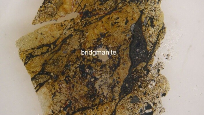 Bridgmanite finnes i store mengder mellom 670 og 2.900 kilometer under jordskorpa. (Foto: Chi Ma) Bridgmanite finnes i store mengder mellom 670 og 2.900 kilometer under jordskorpa. (Foto: Chi Ma)