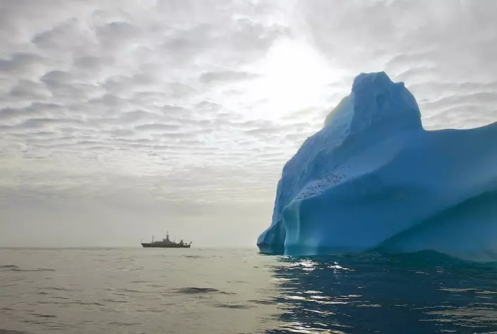 Isfjell kan være et problem for oseanografenes utstyr – og for ekspedisjonens skip. «Knorr» har isforsterket baug, men unngår i det lengste konfrontasjon med is. (Foto: Sindre Skrede)