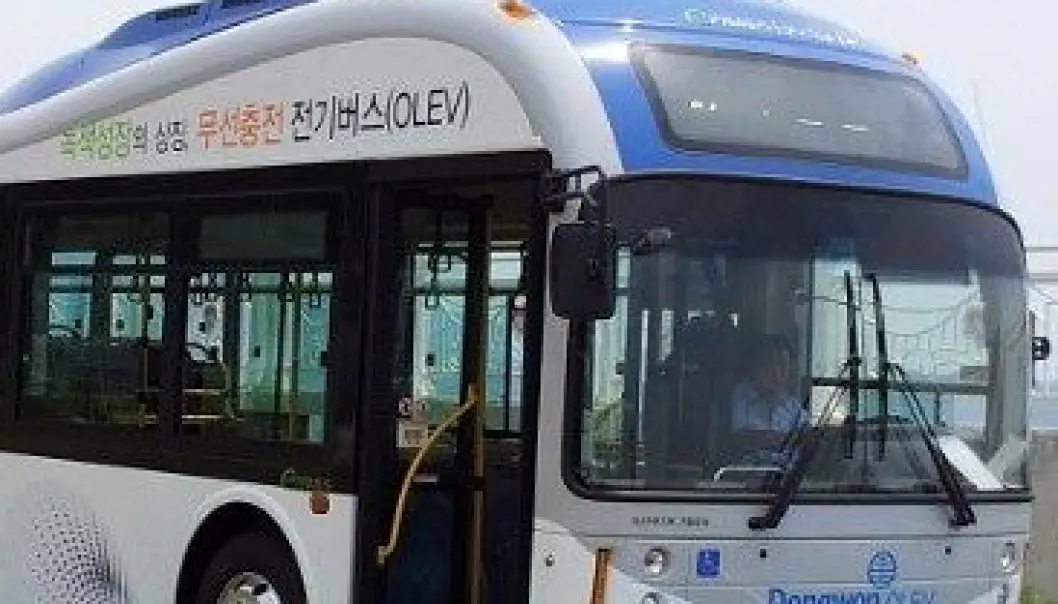 Denne el-bussen lades av veien mens den kjører