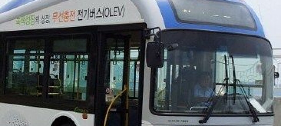 OLEV-bussen trenger kan kjøre forbi alle ladestasjoner. Den lades av veien, mens den kjører. KAIST