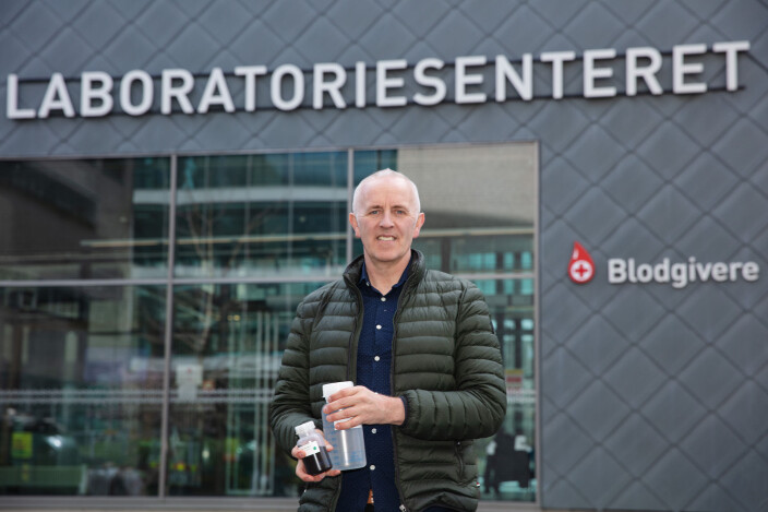 Professor Magnar Bjørås from the Department of Clinical and Molecular Medicine at NTNU has been at the forefront of developing a new test method for SARS-CoV-2 virus (corona test) in close collaboration with colleagues at St. Olav’s hospital and at the Department of Chemical Engineering at NTNU. Professor Bjørås holds a “test kit”. This size kit is enough for 10,000 tests. Professor Magnar Bjørås from the Department of Clinical and Molecular Medicine at NTNU has been at the forefront of developing a new test method for SARS-CoV-2 virus (corona test) in close collaboration with colleagues at St. Olav’s hospital and at the Department of Chemical Engineering at NTNU. Professor Bjørås holds a “test kit”. This size kit is enough for 10,000 tests.