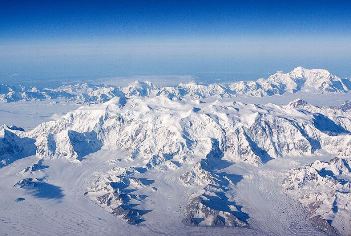 Mount Logan i forgrunnen og Mount Saint Elias bak til høyre. I bakgrunnen ser du Alaskabukta. (Foto: Jack French/Wikimedia Commons) Mount Logan i forgrunnen og Mount Saint Elias bak til høyre. I bakgrunnen ser du Alaskabukta. (Foto: Jack French/Wikimedia Commons)