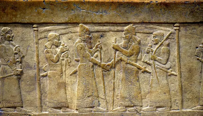 Scenen der Shalmaneser III trykker hånden til Marduk-Zakir-Shumi er utstilt på Irak Museum i Bagdad.
