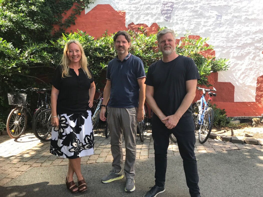 Trine Eikrem, Jan Frode Snellingen og Pål Erik Carling er en del av et team som skal lære opp familieterapeuter hvordan de skal snakke med familier om vold. Deres måte å jobbe på er utradisjonell og kontroversiell. Trine Eikrem, Jan Frode Snellingen og Pål Erik Carling er en del av et team som skal lære opp familieterapeuter hvordan de skal snakke med familier om vold. Deres måte å jobbe på er utradisjonell og kontroversiell.