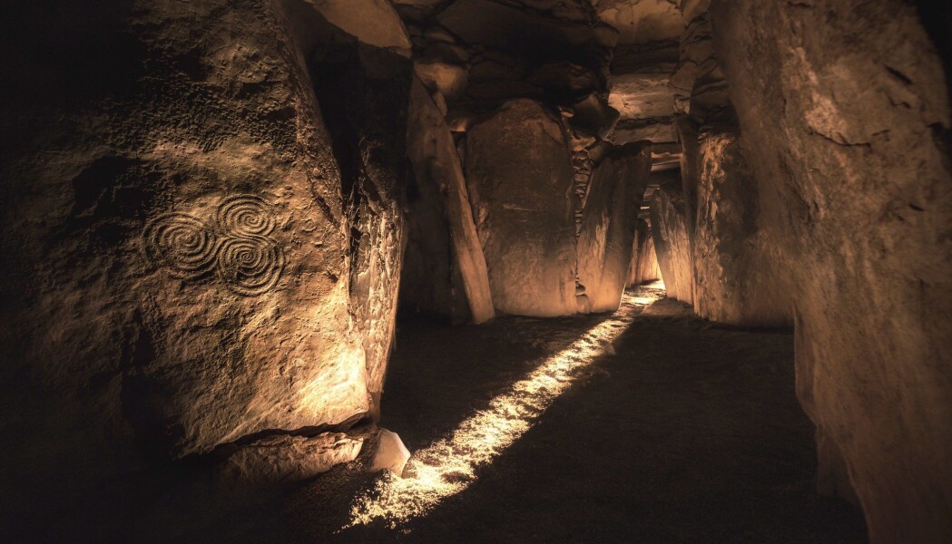 Ved vintersolverv flommer sollyset inn åpningen til Newgrange og bader det innerste gravkammeret i lys. Foreldrene til mannen gravlagt her var nære slektninger. Kanskje fikk overklassen barn med hverandre for å holde makta innenfor familien. Ved vintersolverv flommer sollyset inn åpningen til Newgrange og bader det innerste gravkammeret i lys. Foreldrene til mannen gravlagt her var nære slektninger. Kanskje fikk overklassen barn med hverandre for å holde makta innenfor familien.