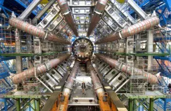 "Her ser du detektoren ATLAS, som er plassert på den 27 kilometer lange akseleratoren Large Hadron Collider (LHC) ved Cern i Frankrike/Sveits. I denne detektoren håper fysikerne å kunne se sorte hull. Legg merke til mannen som står nederst i midten."