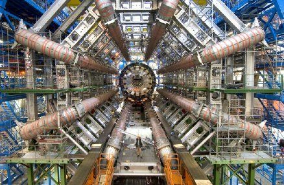 'Her ser du detektoren ATLAS, som er plassert på den 27 kilometer lange akseleratoren Large Hadron Collider (LHC) ved Cern i Frankrike/Sveits. I denne detektoren håper fysikerne å kunne se sorte hull. Legg merke til mannen som står nederst i midten.'