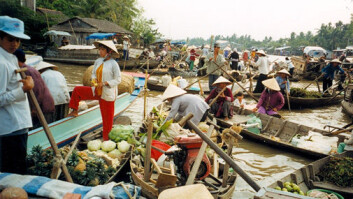 Mekong-elven i Vietnam. Det flytende markedet i Can Tho. Vietnam ligger nederst i elveleiet, mens storebror Kina ligger øverst. (Foto: Wikimedia Commons) Mekong-elven i Vietnam. Det flytende markedet i Can Tho. Vietnam ligger nederst i elveleiet, mens storebror Kina ligger øverst. (Foto: Wikimedia Commons)