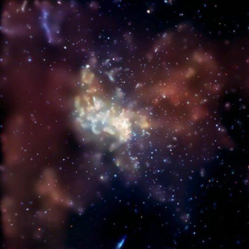 'Utsikt til senteret i vår egen galakse Melkeveien. Det sorte hullet lurer usynlig i midten. Bildet er tatt med romteleskopet Chandra, som gjør røngtenobservasjoner.'