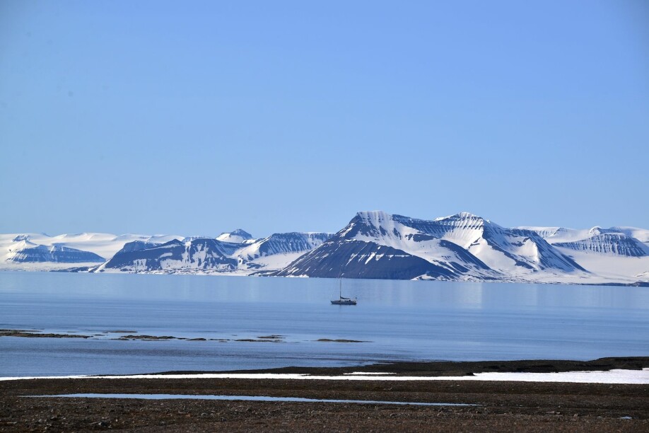 Seilbåten Sillage, hjemmet til forskerne da de reiste rundt på Svalbard. Foto: Svalbardrein.