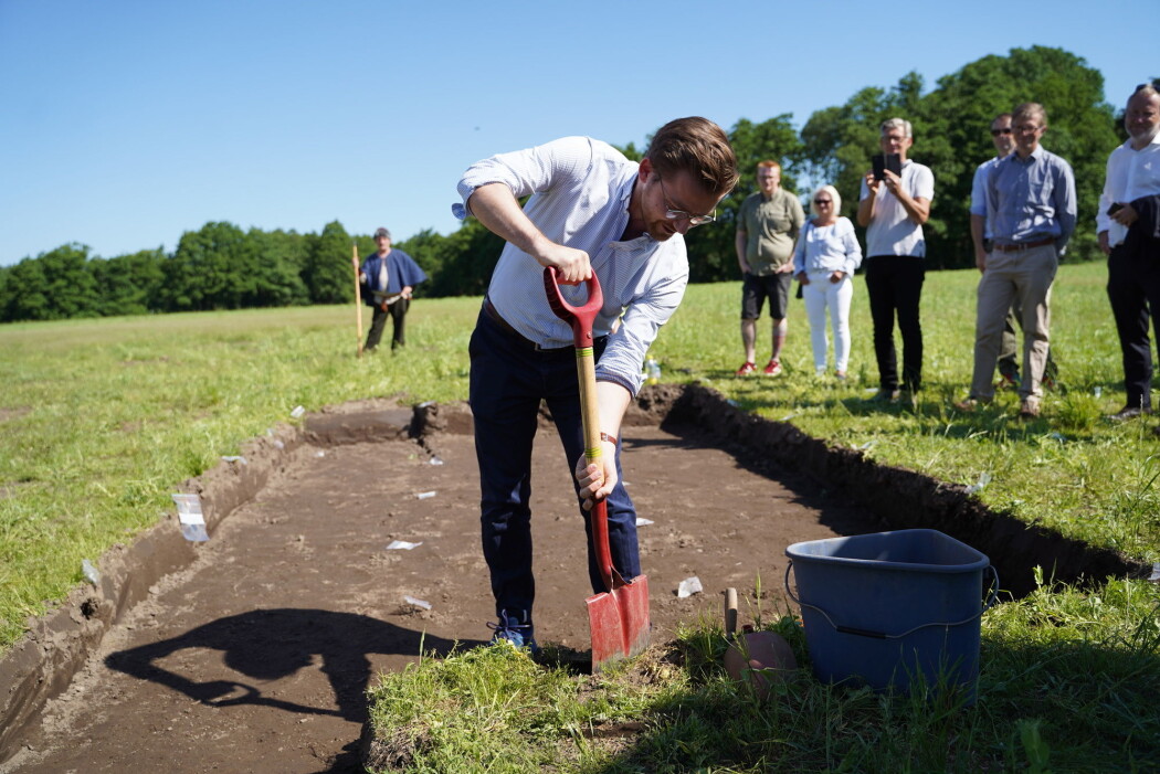 Klima- og miljøminister Sveinung Rotevatn tar første spadetak i utgravingen av Gjellestadskipet. Utgravingen er ventet å ta fem måneder, og det er første gang på over 100 år at et vikingskip blir gravd fram i Norge. Klima- og miljøminister Sveinung Rotevatn tar første spadetak i utgravingen av Gjellestadskipet. Utgravingen er ventet å ta fem måneder, og det er første gang på over 100 år at et vikingskip blir gravd fram i Norge.