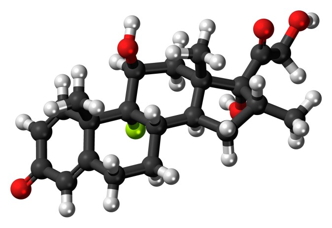 Deksametason er et kunstig produsert binyrebarkhormon – en type hormoner som produseres i kroppens binyrer. Det ble første gang produsert i 1957 og godkjent til medisinsk bruk i 1961. I dag brukes det til behandling av en rekke ulike lidelser, som hudsykdommer, allergier, hevelse i hjernen og lignende. Her er en modell av deksametason-molekylet. Deksametason er et kunstig produsert binyrebarkhormon – en type hormoner som produseres i kroppens binyrer. Det ble første gang produsert i 1957 og godkjent til medisinsk bruk i 1961. I dag brukes det til behandling av en rekke ulike lidelser, som hudsykdommer, allergier, hevelse i hjernen og lignende. Her er en modell av deksametason-molekylet.