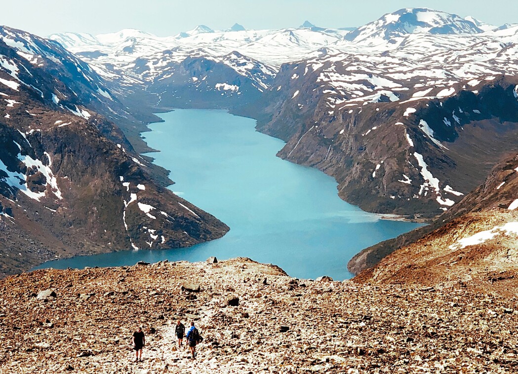 Da forskning.nos journalist gikk over Besseggen sist torsdag møtte vi bare noen titalls mennesker. Turistnæringen i Norge er svært hardt rammet av koronakrisen. Det blir ikke bedre når mange avbestiller, fordi de tror at det kommer så mye folk i år. Da forskning.nos journalist gikk over Besseggen sist torsdag møtte vi bare noen titalls mennesker. Turistnæringen i Norge er svært hardt rammet av koronakrisen. Det blir ikke bedre når mange avbestiller, fordi de tror at det kommer så mye folk i år.